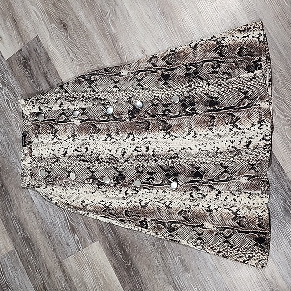 💚 Stradivarius Snake print maxi skirt size 4 silver button detail - Picture 1 of 8